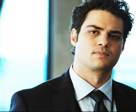 Ноа Центенео в роли Оуэна в 2 сезоне "The Recruit", разговаривает со своим начальником