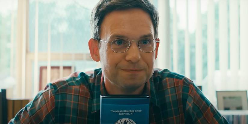 Patrick J Adams como Wyatt sorrindo e segurando uma fita VHS em Wayward