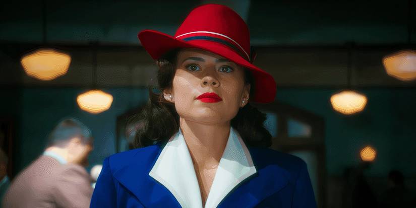 Peggy Carter de chapéu vermelho em Agent Carter