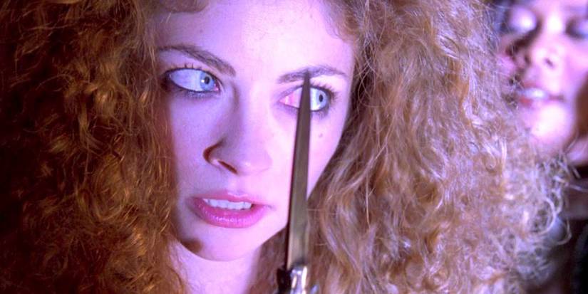 Rebecca Gayheart holding a knife in Urban Legend