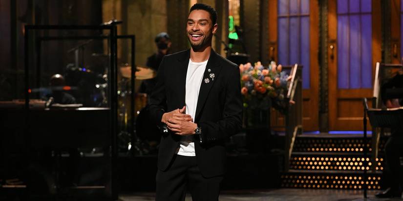Regé-Jean Page apresentando o Saturday Night Live.