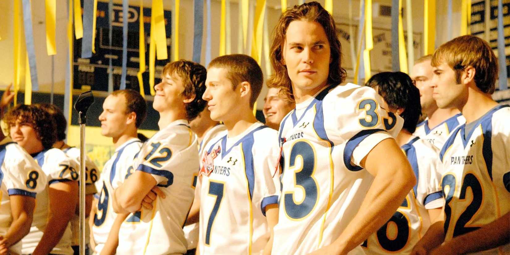 Riggins con sus compañeros de equipo en las luces de los viernes por la noche