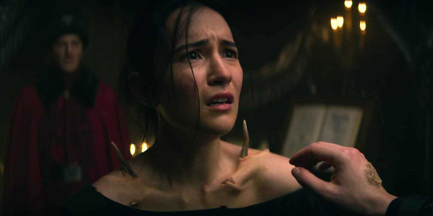 Alina Starkov (Jessie Mei Li) com uma expressão devastada em Shadow & Bone da Netflix, Temporada 1, Episódio 7,