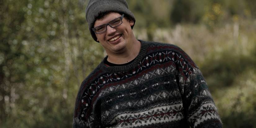 Sam Larson sorrindo na temporada 5 de Alone.