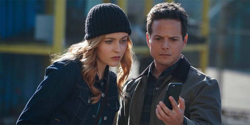 Scott Wolf looking at a phone, as Carson Drew, in Nancy Drew