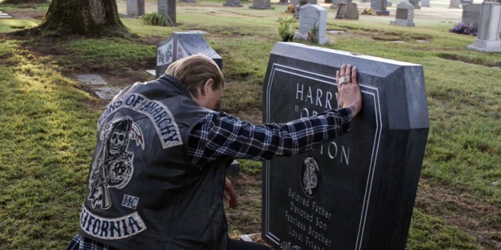 Sons of Anarchy Jax tocando o túmulo de Opie
