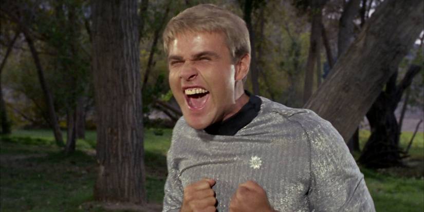 Finnegan rindo no episódio Shore Leave de Star Trek