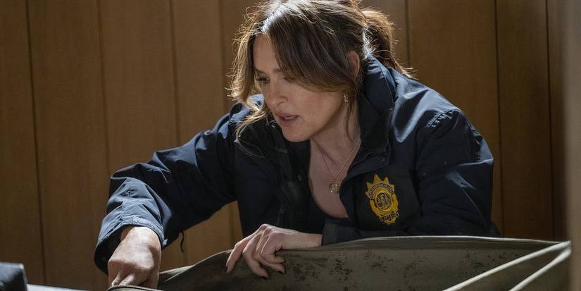 Olivia Benson (Mariska Hargitay) looking in a bodybag in Law & Order: SVU.
