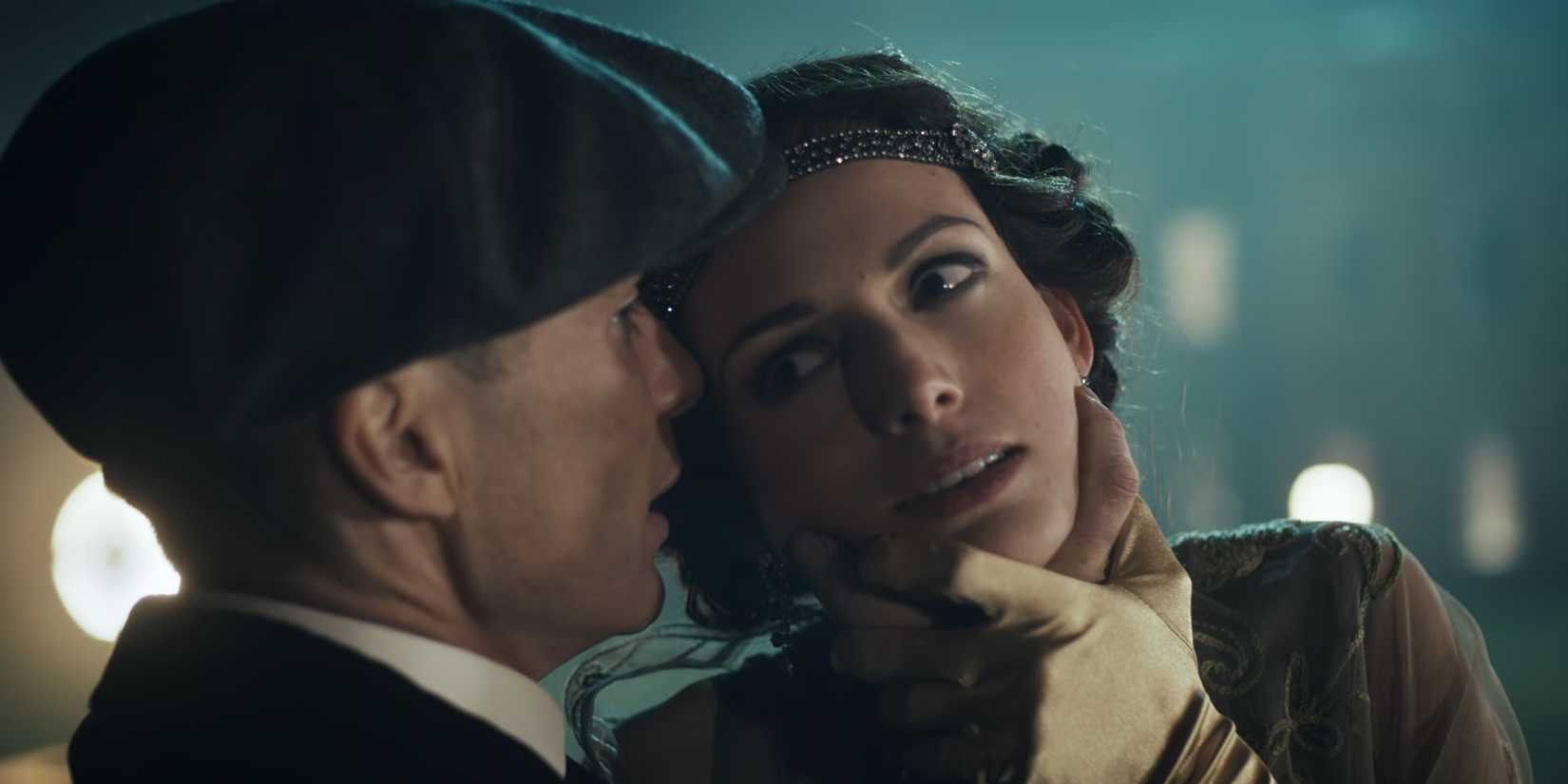 Tommy Shelby (Cillian Murphy) agarra Tatiana Petrovna (Gaite Jansen) pelo pescoço em Peaky Blinders temporada 3