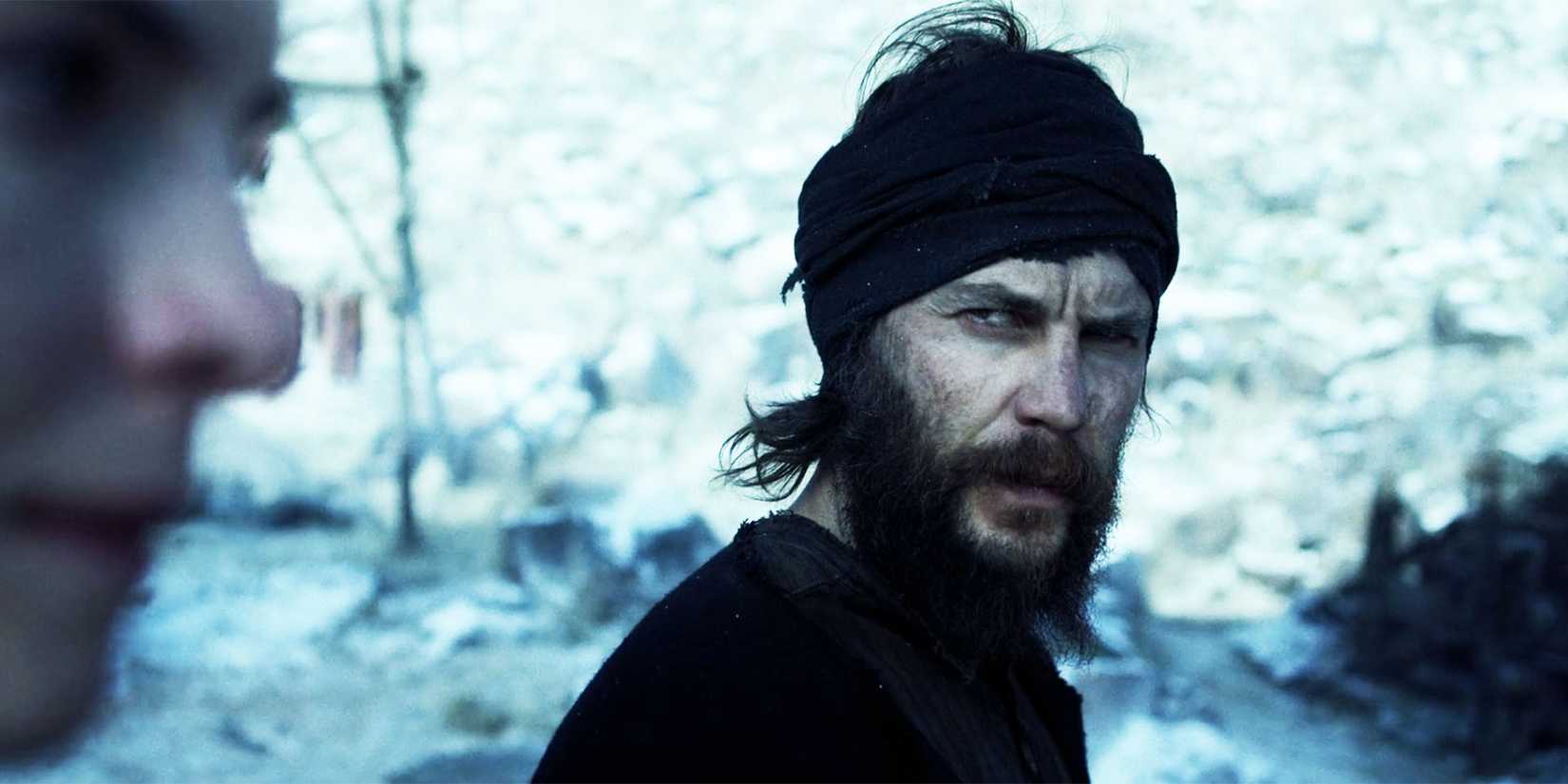 Taylor Kitsch as Isaac in American Primeval season 1, episode 2, looking to the side