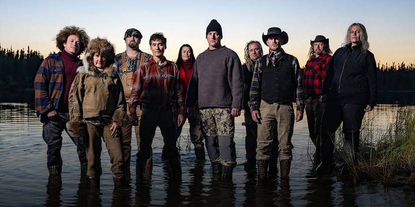O elenco da temporada 10 de Alone posando na natureza.