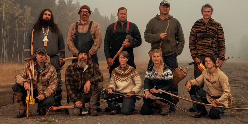 O elenco da temporada 8 de Alone posando com armas.