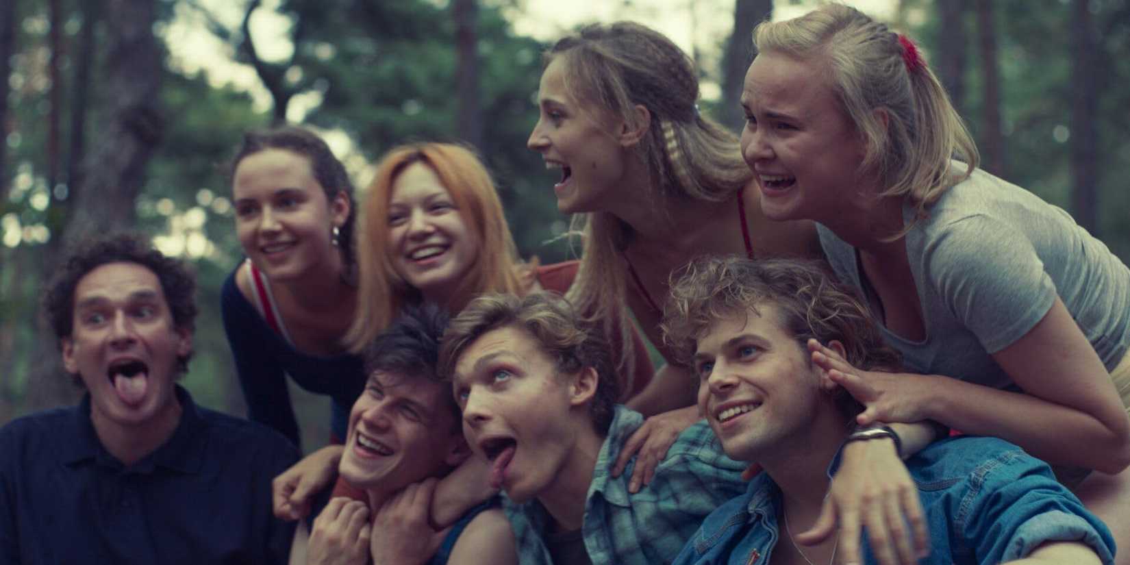 Krzysztof Zarzecki As Wojciech Malczak, Hubert Miłkowski As A Young Paweł Kopiński, & Friends In Netflix's The Woods Season 1, Episode 1, "End Of Innocence"