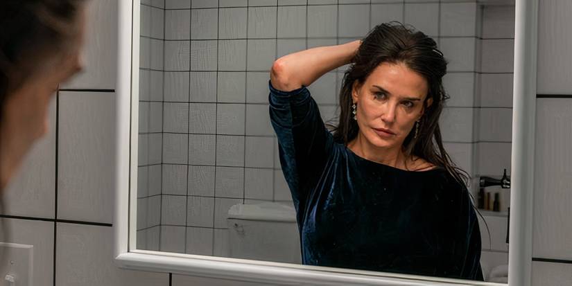 Demi Moore usando o vestido de veludo na substância