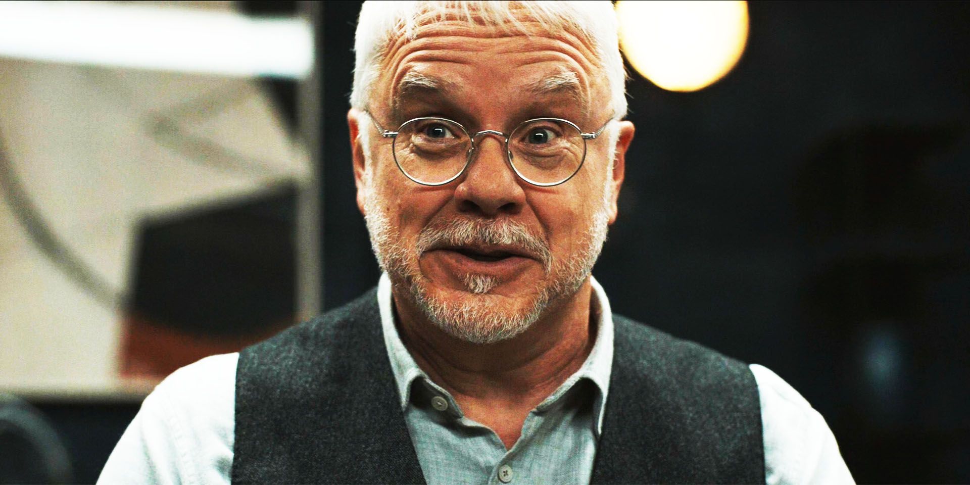 Тим Роббинс в роли Бернарда в 2-м сезоне *Silo*, эпизод 10, смеющийся