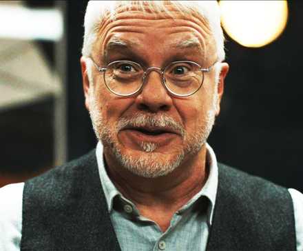 Тим Роббинс в роли Бернарда в 2-м сезоне *Silo*, эпизод 10, смеющийся