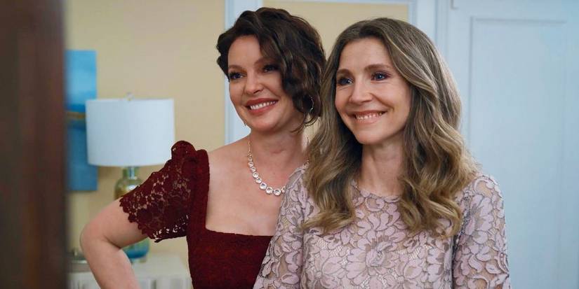Tully (Katherine Heigl) e Kate (Sarah Chalke) sorrindo em um espelho em Firefly Lane.