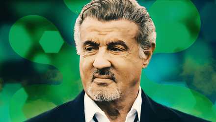 Sylvester Stallone de Tulsa King sobre un fondo verde con un toque de tomate podrido