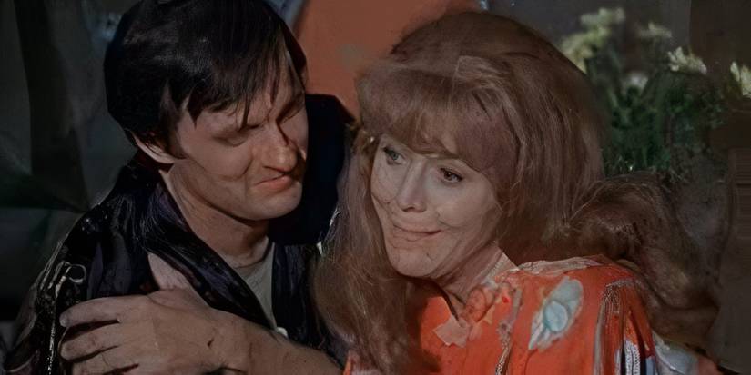 Alan Alda como Hawkeye e Arlene Golonka como Edwina em um encontro no episódio de M*A*S*H