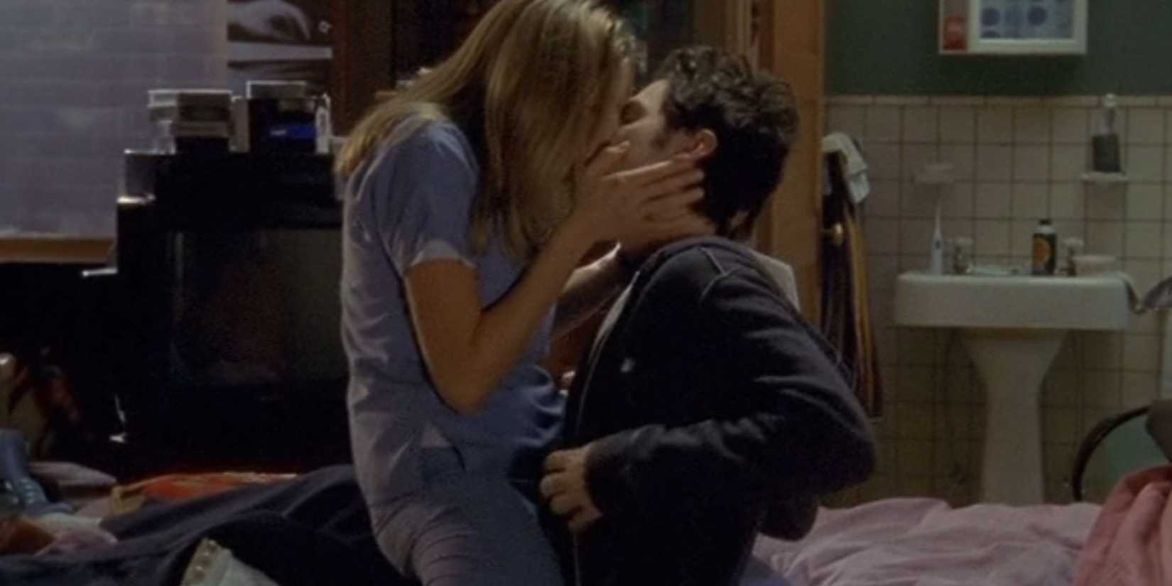 20 Reasons JD From Scrubs Was The Least Likable Character 3 Sarah Chalke's Elliot Reid kissing Zach Braff's JD in the on-call room in Scrubs.