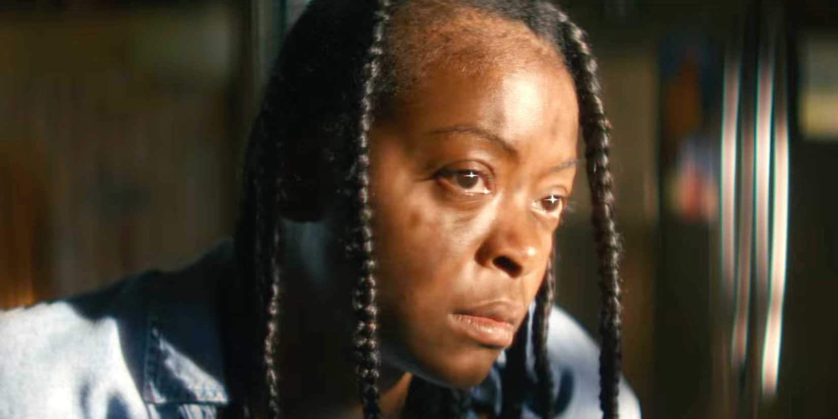 Измученный персонаж, смотрящий в окно в фильме "Женщина во дворе"