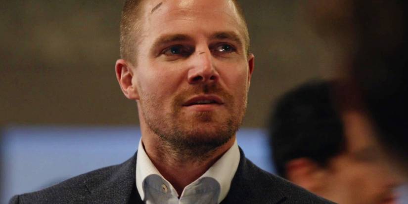 Stephen Amell machucado em Arrow, 7ª temporada.