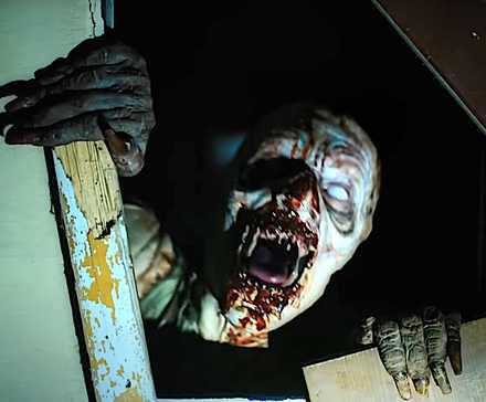 Вендиго кричит в камеру через разбитую дверь в трейлере Until Dawn 2025