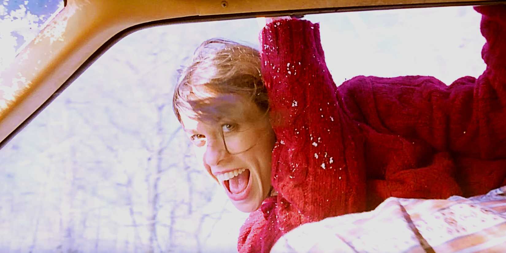 Элейн Морриссет в динамичной позе из ее клипа "Ironic"