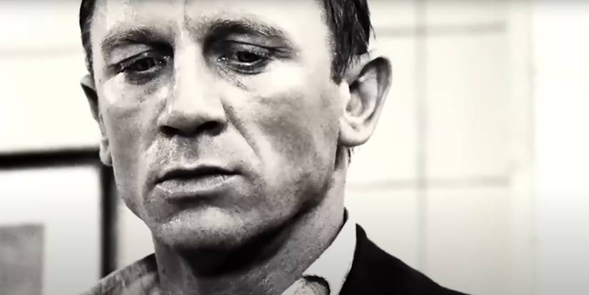 Daniel Craig dalam warna hitam dan putih di Casino Royale
