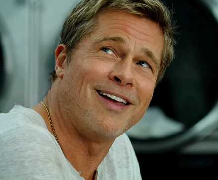 Брэд Питти улыбается в фильме "F1"