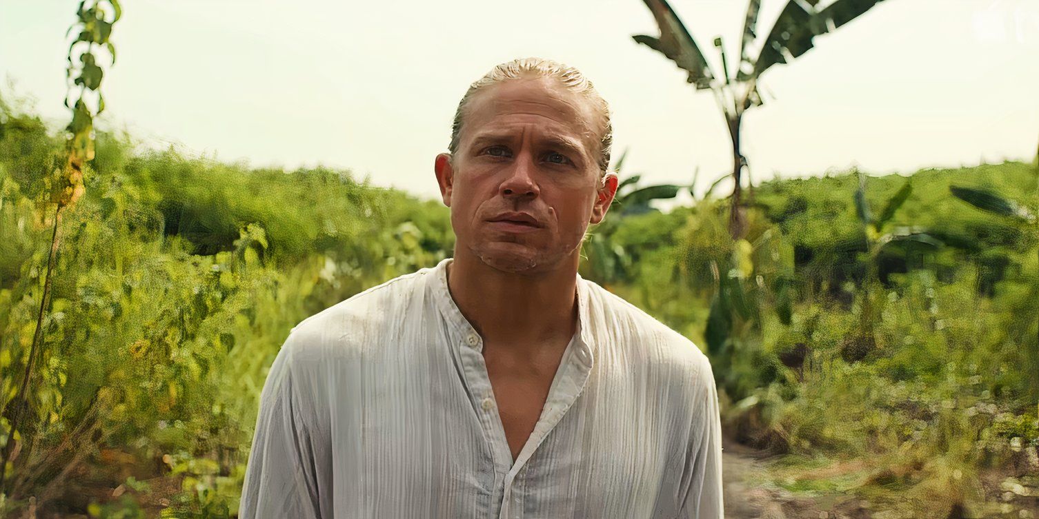 Чарли Хуннам в белой рубашке на фоне поля в "Shantaram"
