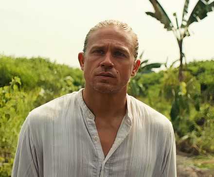 Чарли Хуннам в белой рубашке на фоне поля в "Shantaram"