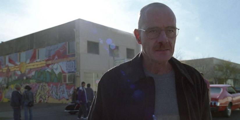 Bryan Cranston como Walter White saindo furiosamente da cena após explodir o escritório de Tuco no episódio