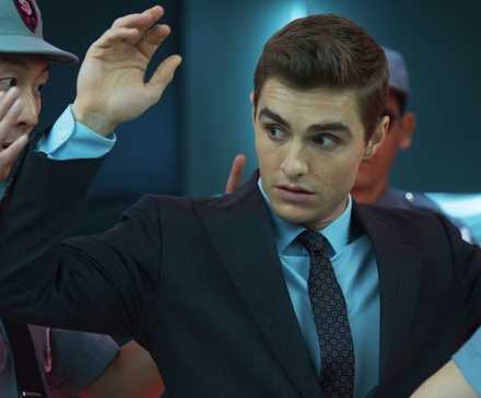 Дейв Франко с поднятыми руками во время обыска в фильме "Now You See Me"