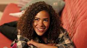 Ginny (Antonia Gentry) smiling in Ginny & Georgia