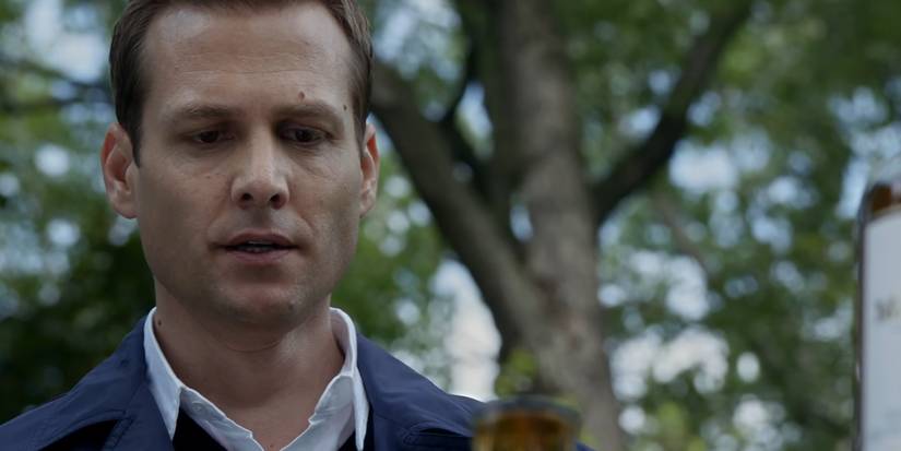 Harvey Specter chorando na frente do túmulo de seu pai em ternos
