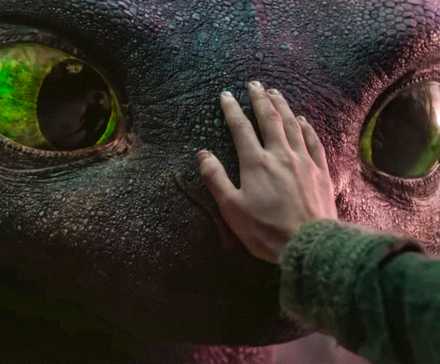 Toothless позволяет Hiccup прикоснуться к нему в How To Train Your Dragon (2025)