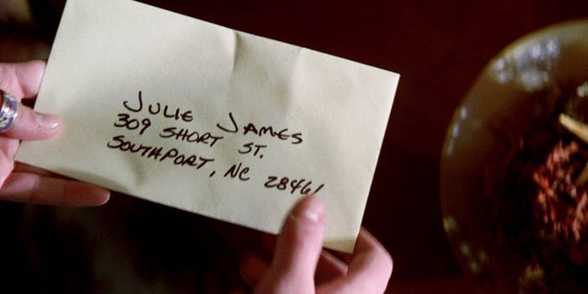Джули держит письмо, адресованное ей в фильме "I Know What You Did Last Summer"