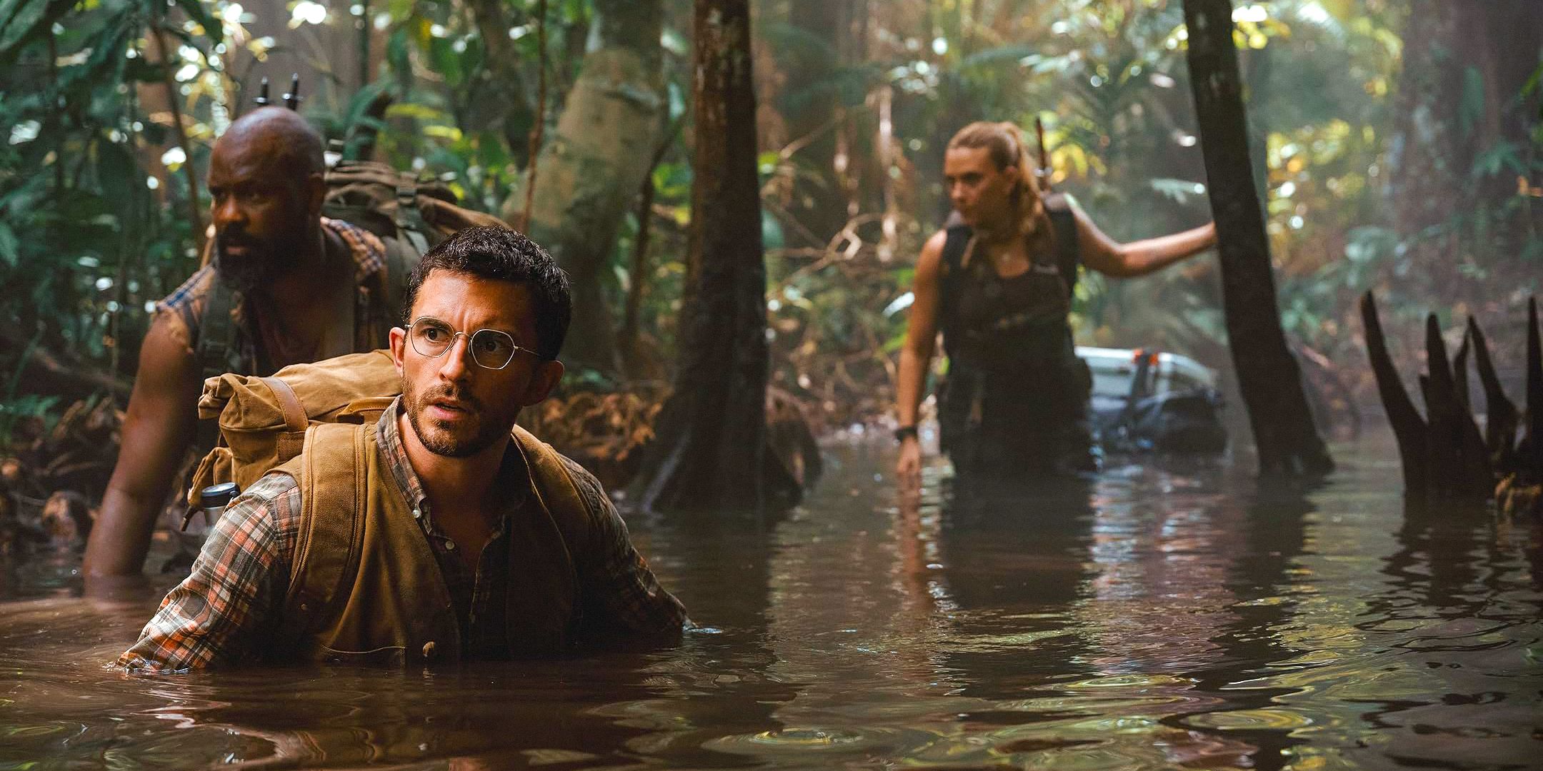 Dr. Henry Loomis (Jonathan Bailey), a man (Bechir Sylvain) and Zora Bennett (Scarlett Johansson) walking through a swamp exploring the island of dinosaurs in Jurᴀssic World Rebirth