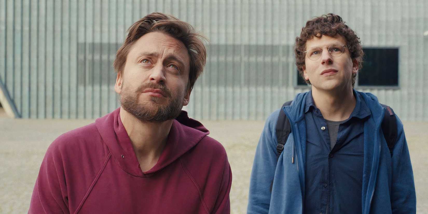 Kieran Culkin e Jesse Eisenberg no filme A Real Pain