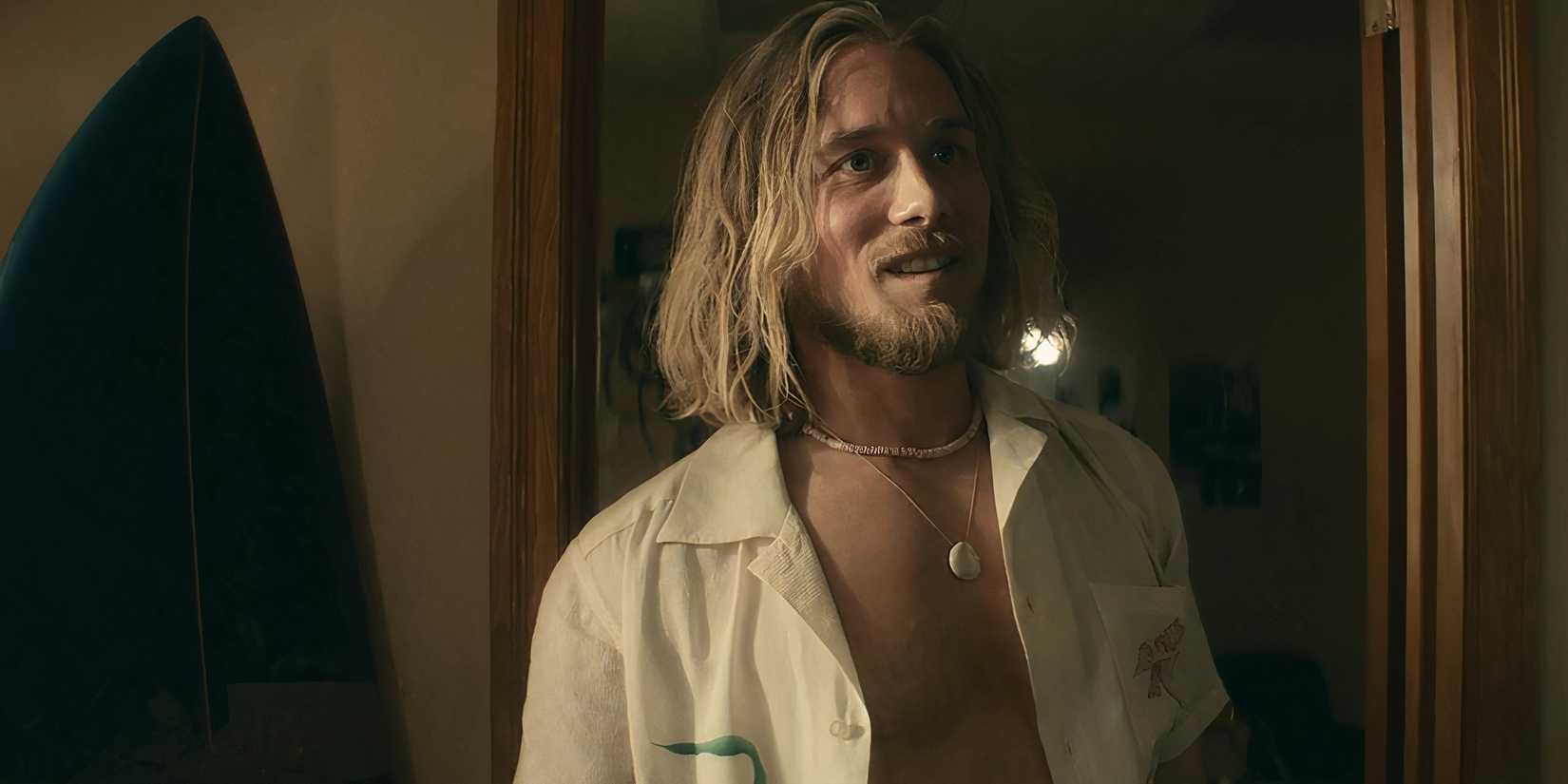 The Cast Of New Horror Movie Touch Me Explain Their Surprisingly Emotional Film About A Sexy Alien 6 Lou Taylor Pucci's Tyler smiling in Physical-1