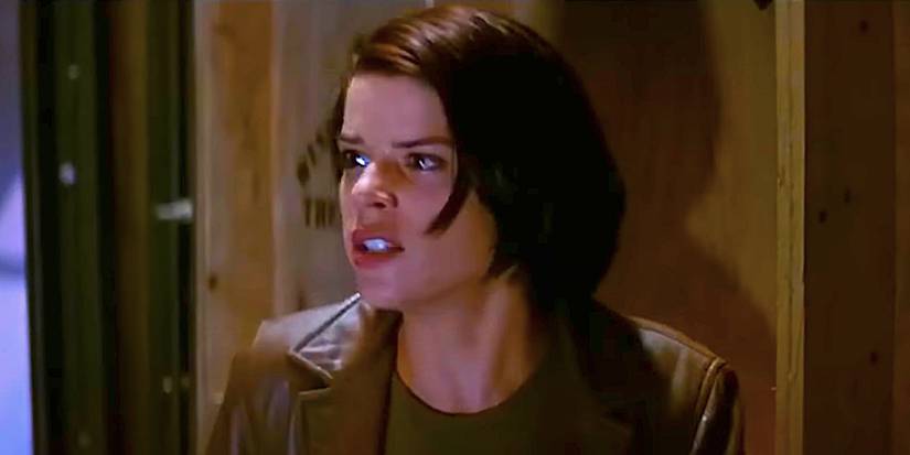 Sidney de Neve Campbell parecendo apavorada atrás do palco em Scream 2