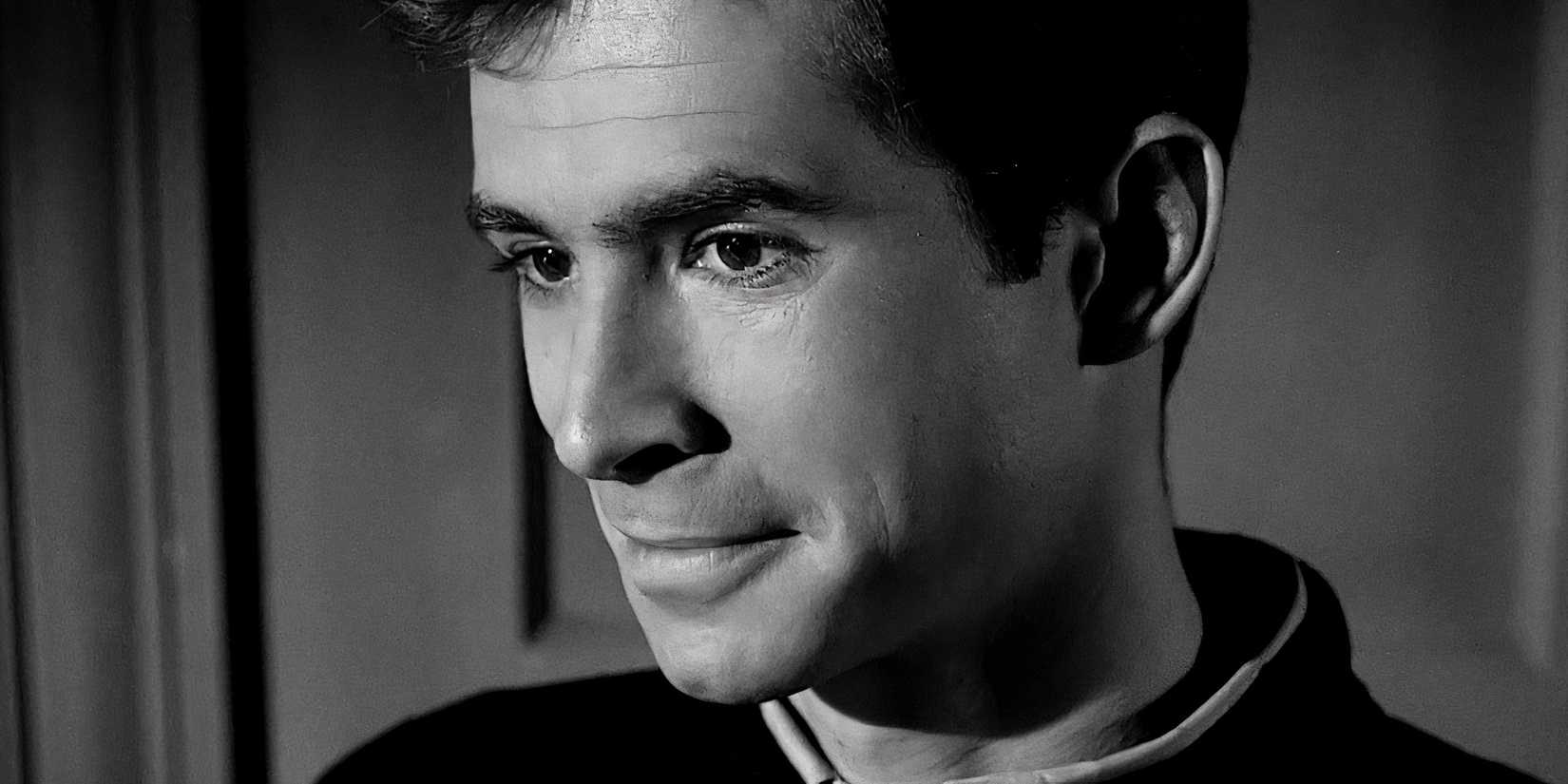 Norman Bates sorrindo no filme Psicose