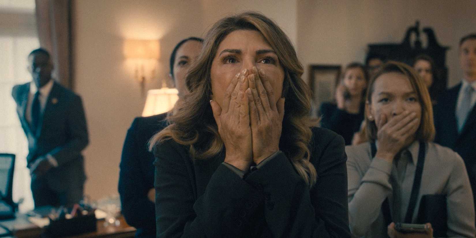 Marsha (Amy Pietz) cobrindo a boca em Paradise (2025) Temporada 1 Ep 7