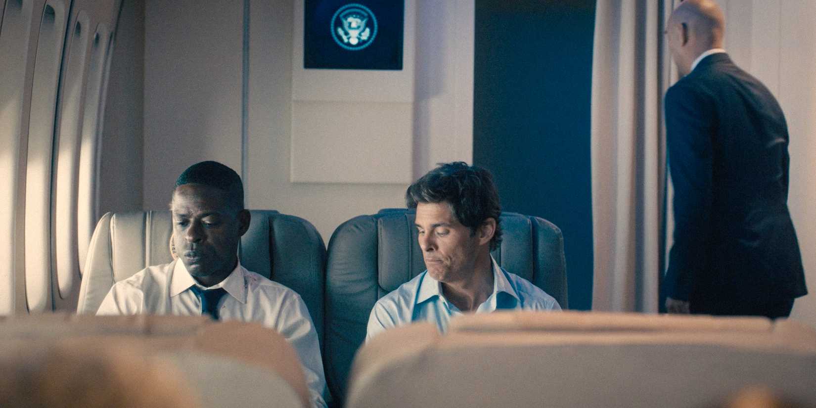 Xavier (Sterling K. Brown) e Cal (James Marsden) a bordo do Air Force One em Paradise (2025) Temporada 1 Episódio 7