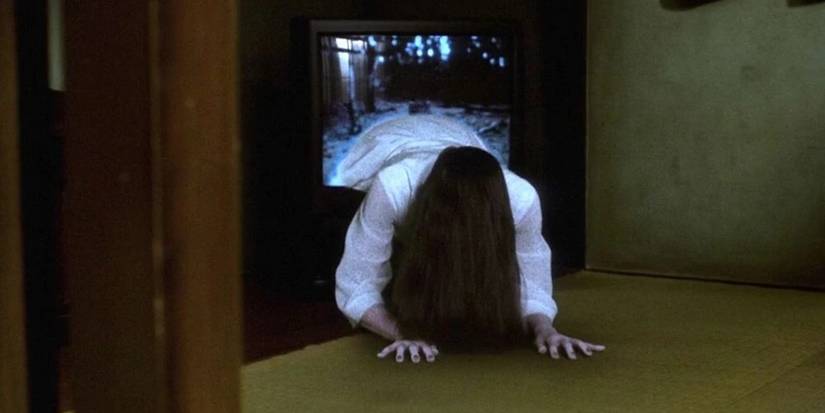 Sadako Yamamura saindo da TV em Ringu - O Chamado