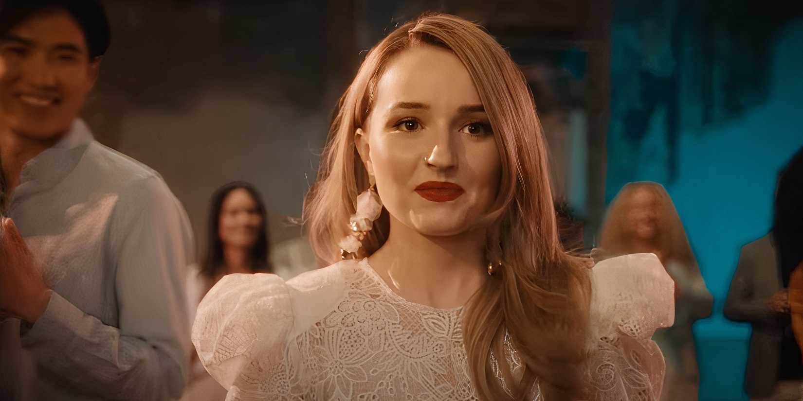 Kaitlyn Dever as beautiful gibson smiling in apple cider vinegar