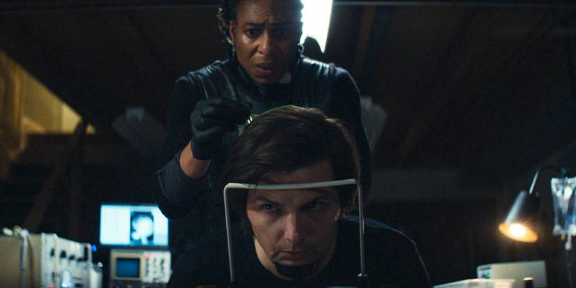 Reghabi (Karen Aldridge) completa o processo de aceleração da reintegração de Mark (Adam Scott) em Severance Temporada 2 Episódio 6.