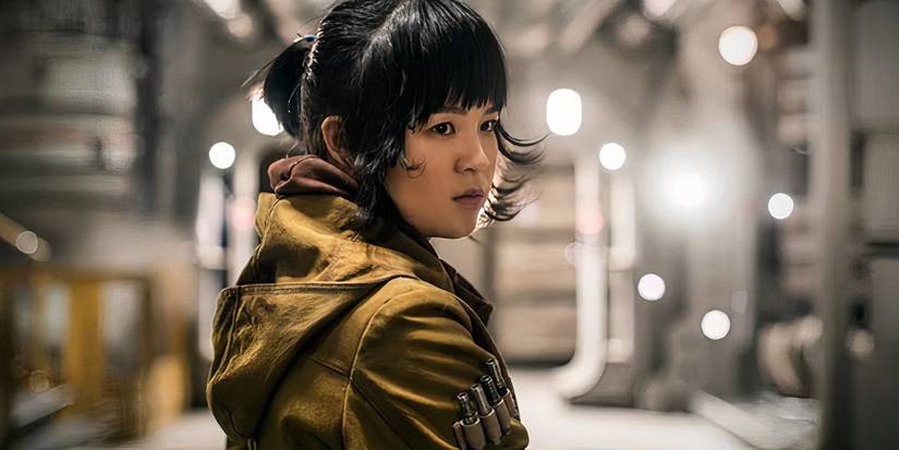 Роуз Тико из «Звёздных войн» стоит на звездолете.