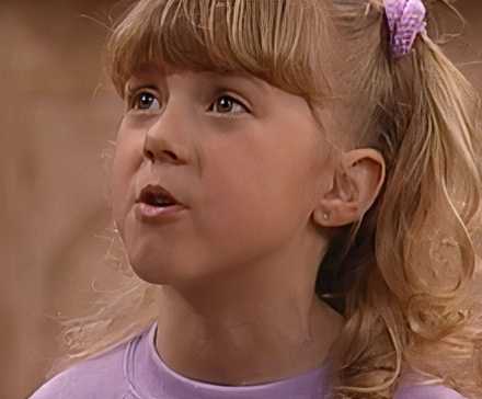 Netflix's 5-Part Sitcom Proved Some Shows Just Shouldn't Be Revived 2 Stephanie Tanner speaking while looking up in Full House